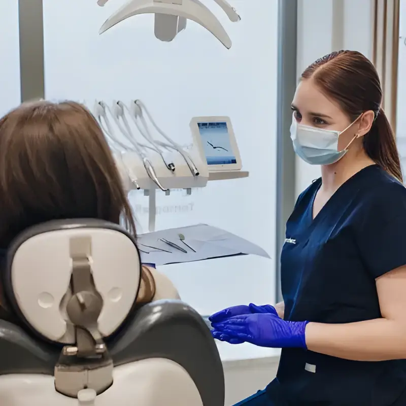 Ein Zahnarzt bespricht die Pflege mit einem Patienten bei ProDent
