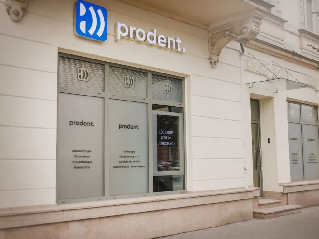 Eingang zur Zahnklinik ProDent in der Prudnicka-Straße in Nysa, Polen