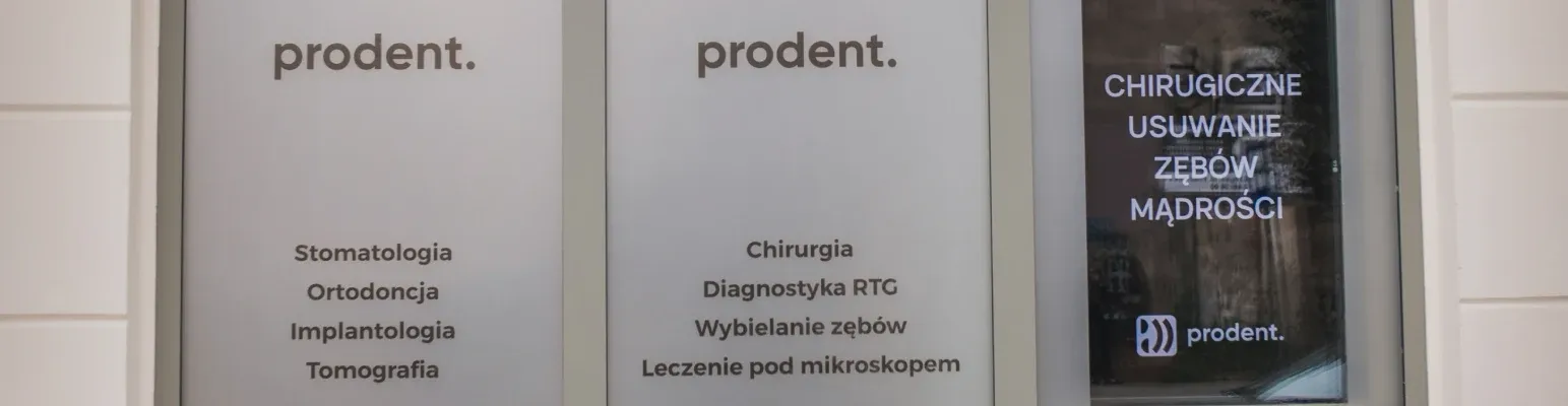 Výlohy kliniky ProDent s logem a nabídkou zubního ošetření